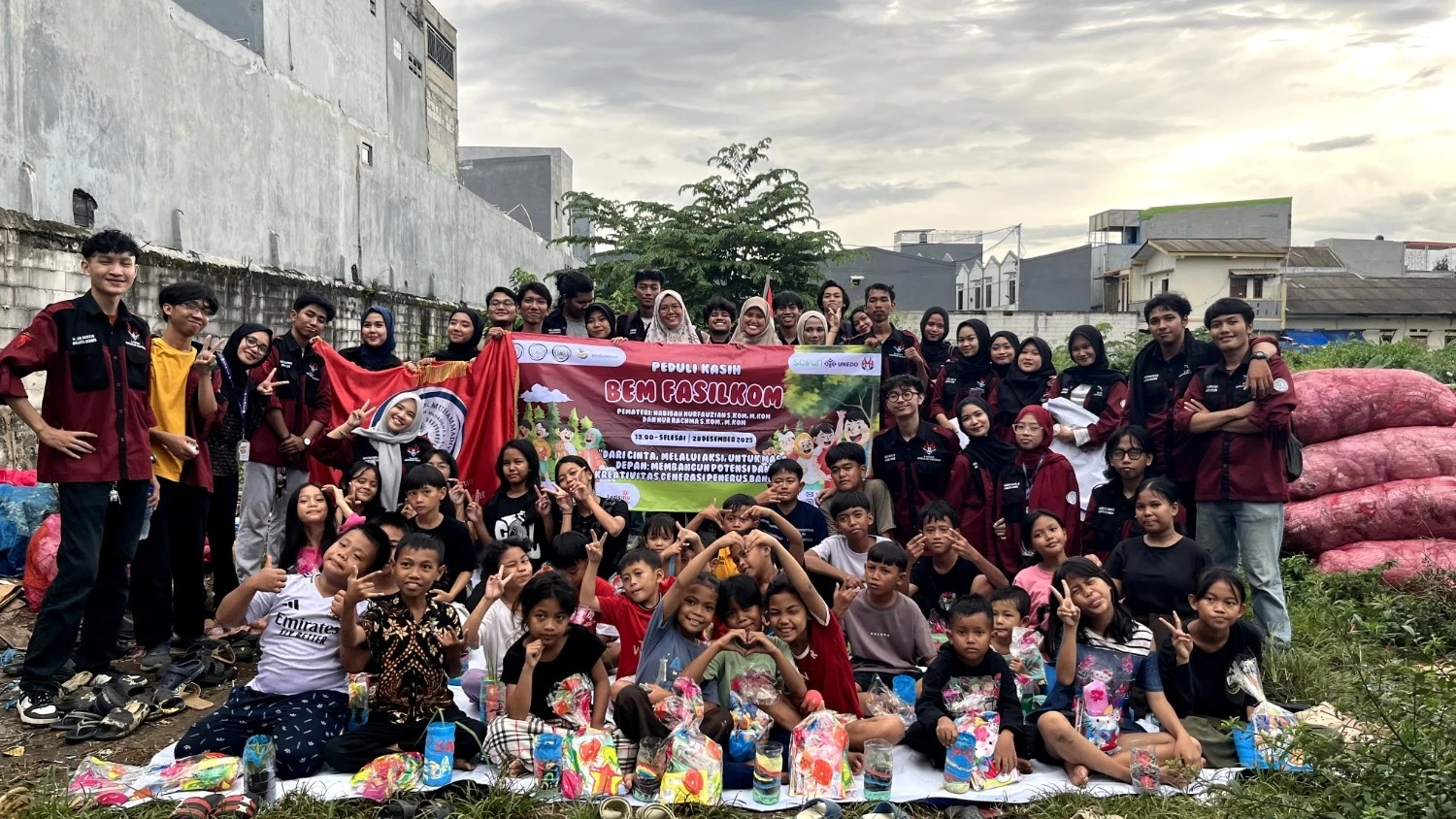 Kolaborasi BEM Fakultas Ilmu Komputer Saintek Muhammadiyah bersama Yayasan UNEDO Berguru Kasih Sukses Menggelar Pengabdian Masyarakat kepada Anak-anak di Kramat Jati