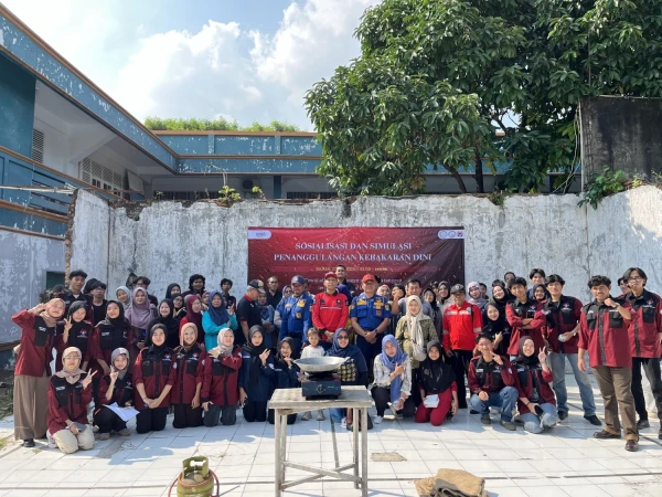 BEM FASILKOM Gandeng Satgas Pemadam Kelapa Dua Wetan, Edukasi Warga dan Mahasiswa Lewat Simulasi Kebakaran Dini