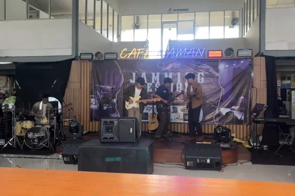 Band Mahasiswa SaintekMu “Perompak Lautan Bebas” Tampil di Jamming Session Mixtape Vol. 1 Universitas Esa Unggul