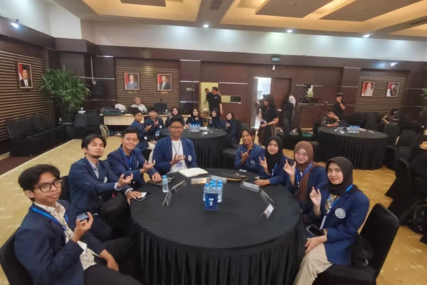 Mahasiswa Fakombis SaintekMu Hadiri Financial & Regional Economic Forum 2026